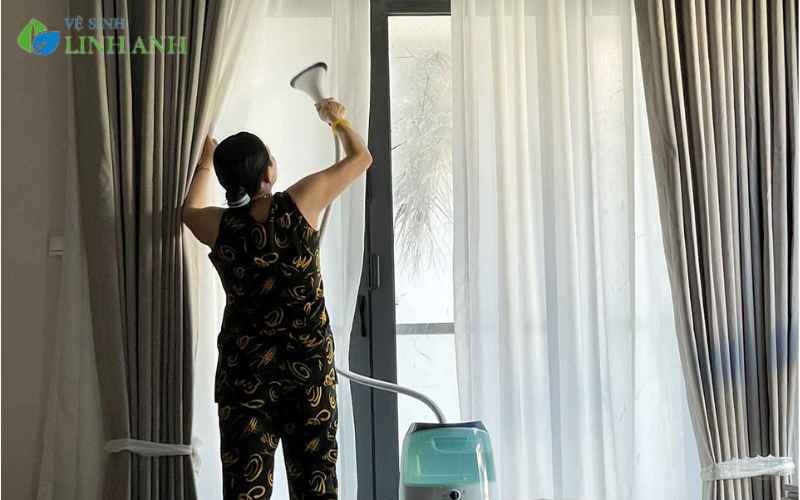 Quy Trình Vệ Sinh Rèm Roman Từ A-Z Chuẩn Chuyên Gia